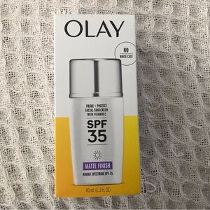 OLAY Sunscreen SPF 35 Matte Finish Primer with Vitamin C